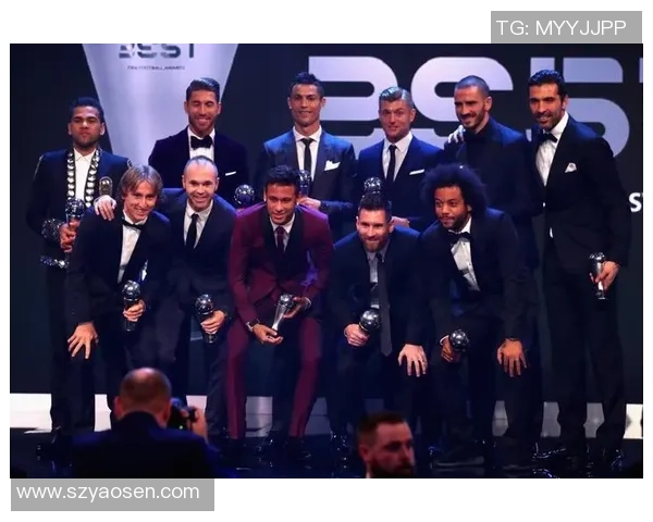 全球足球巨星同框合影展现足坛魅力与友谊的精彩瞬间 全球足球巨星同框合影展现足坛魅力与友谊的精彩瞬间